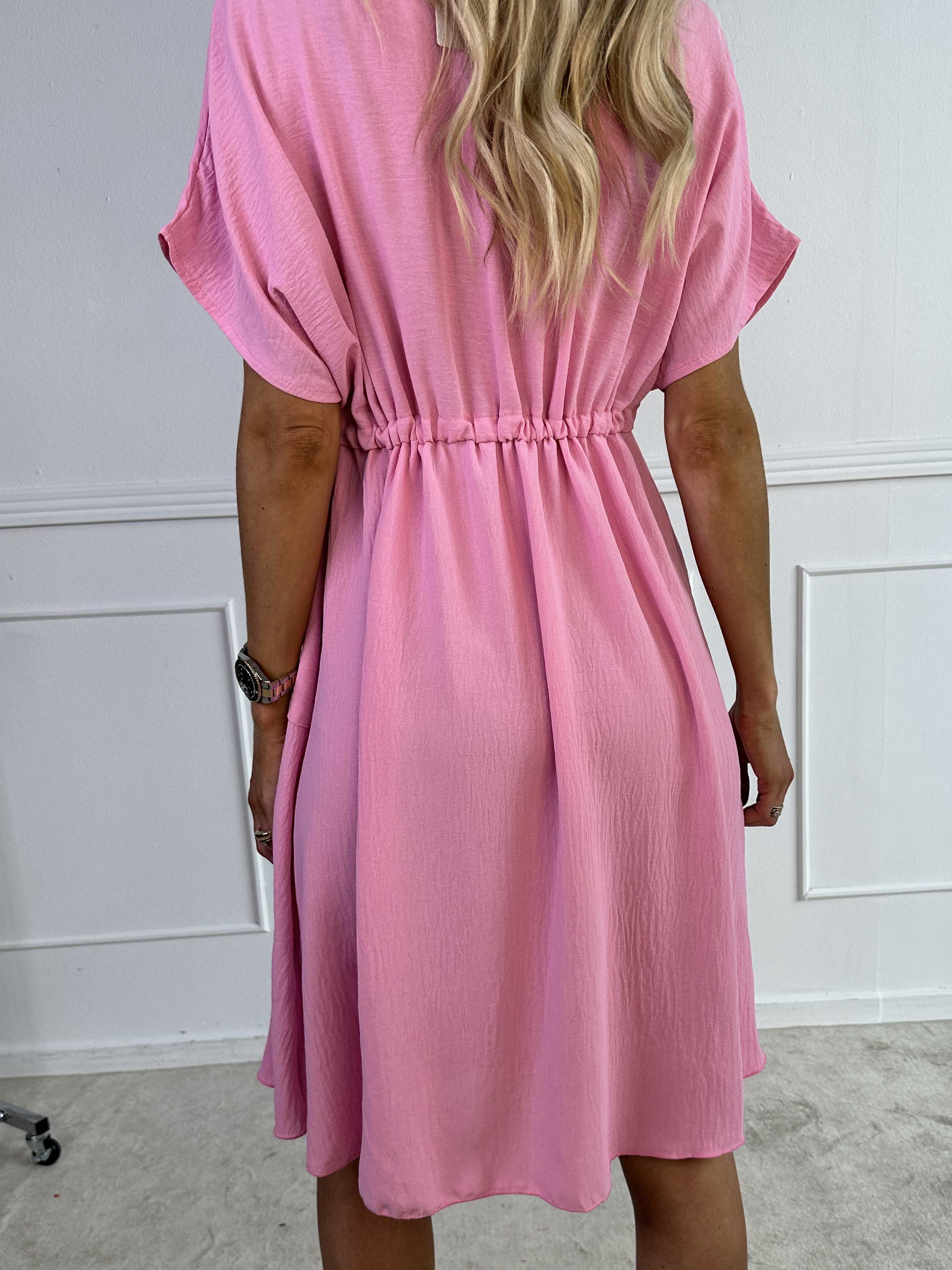 Ada - Sød kjole med vogue henover brystet